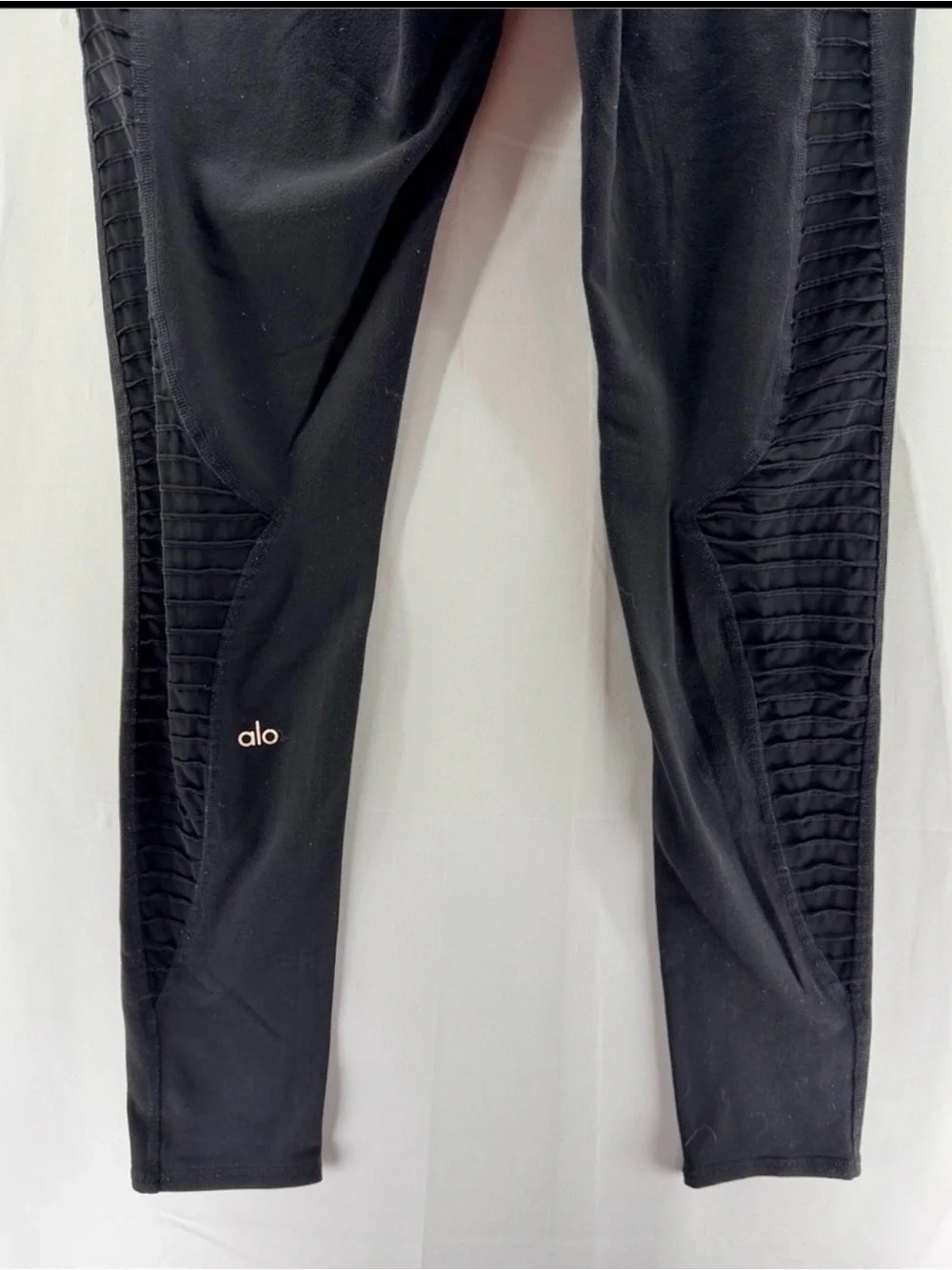 ALO Black Women’s Luminous Legging with Back Mesh Detail Size Medium